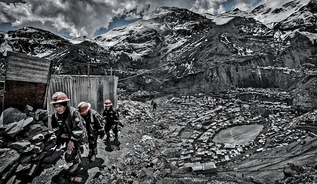 A los habitantes de La Rinconada no solo les falta el oxígeno, ya que también viven bajo condiciones pocos saludables y muy precarias. La Rinconada Foto: composición LR/ El País/ Óscar Espinoza