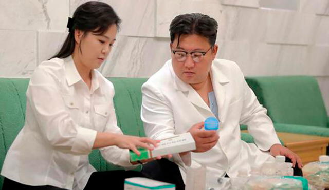 Kim Jong Un apareció en la foto del anuncio oficial. El mandatario revisa algunos medicamentos junto a su esposa. Foto: AFP