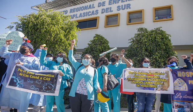 Un grupo de trabajadores realizó una protesta en el frontis del Instituto Regional de Enfermedades Neoplásicas (IREN Sur).