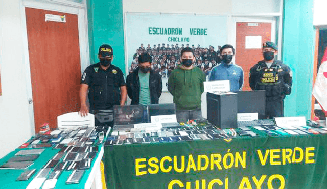 Policías incautaron mercadería de procedencia ilegal y detuvieron a sujetos. Foto: PNP