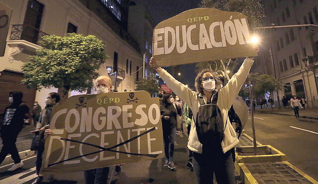 Voz del pueblo. La protesta en las calles es el camino que tendrían que seguir los padres de familia para defender la educación pública libre de prejuicios. Foto: Gerardo Marín/La República