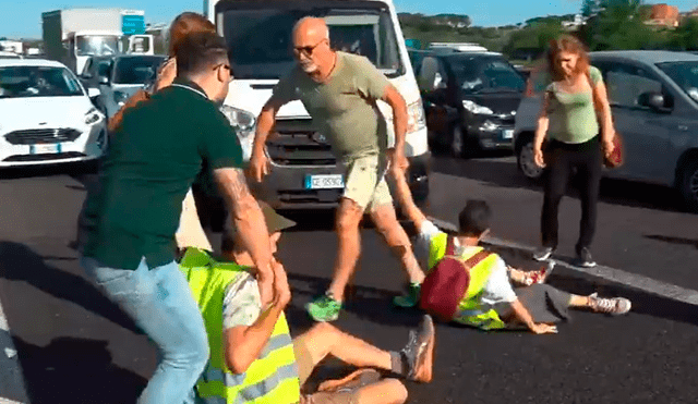 Conductores molestos desalojan a manifestantes. (Foto: LocalTeam)