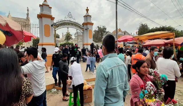 Personas acudieron a camposanto con arreglos florarles y obsequios para sus difuntos. Foto: La República