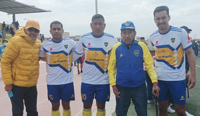 Jugadores de Boca junto al extécnico del equipo Víctor Tong. Foto. Facebook