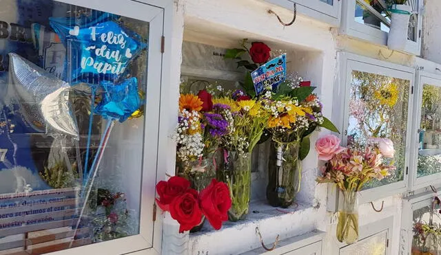 Ciudadanos dejaron tarjetas, globos y flores para los padres que ya no están físicamente. Foto: Wilder Pari/URPI-GLR