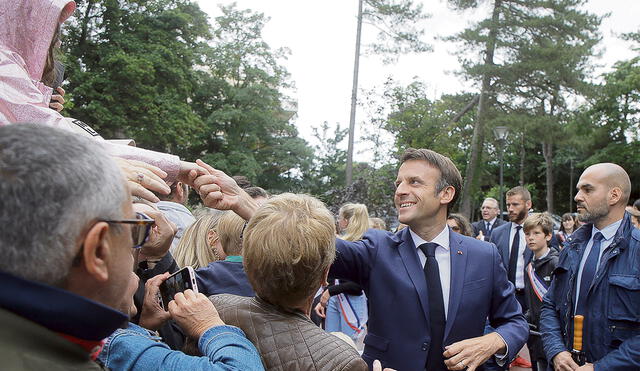 Sufragio. El presidente de Francia, Emmanuel Macron, saluda a su llegada a un colegio electoral en Le Touquet. Foto: AFP