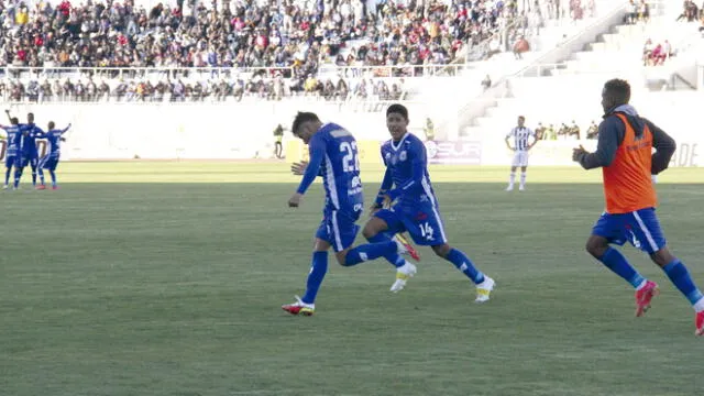 Triunfo. Cedrón hizo el esfuerzo para hacer un golazo.