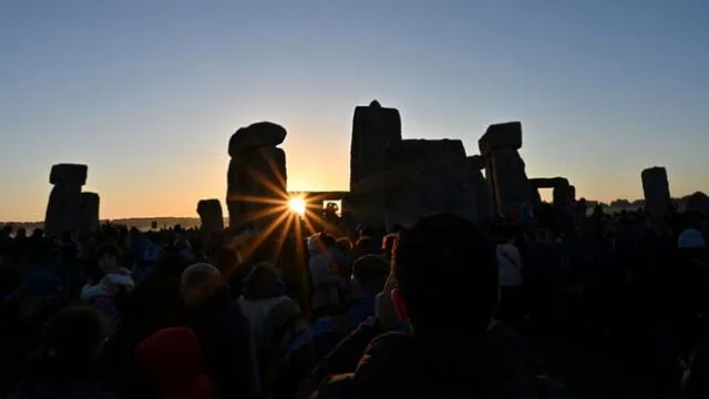 Solsticio de verano recibido por una multitud en Stonehenge, Reino Unido. Foto: AFP