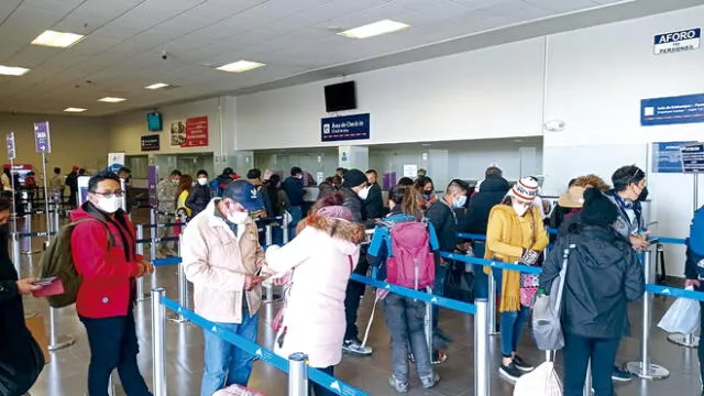 Reinicio. Ayer decenas de pasajeros llegaron a aeropuerto de Juliaca para tomar un vuelo a otra región del país. Foto: La República