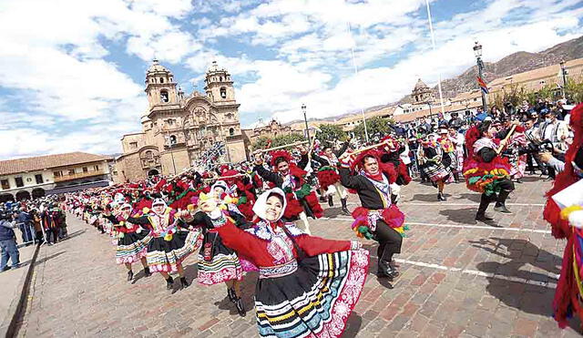 De fiesta. Delegaciones saludaron al Cusco Imperial al compás de las danzas típicas en la plaza mayor. Foto: La República