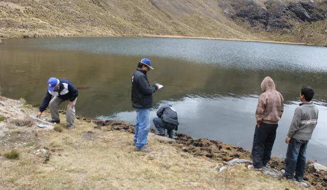 Investigadores tomaron muestras de las aguas que luego se analizaron. Foto: UNT