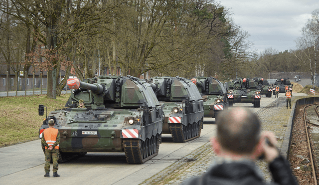 Los tanques con obuses montados ("Panzerhaubitze 2000") de las Fuerzas Armadas alemanas. Foto: AFP
