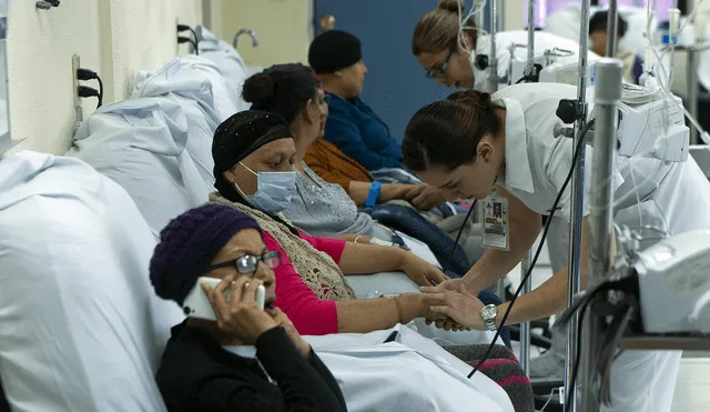 Personal de salud atendiendo a pacientes con cáncer en un hospital. Foto: EFE