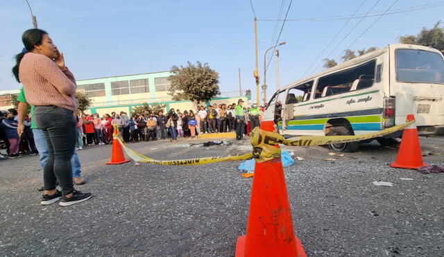 Pasajeros de la combi y vecinos intentaron auxiliar a la menor levantando la combi, pero la pequeña ya había perdido la vida. Foto: Grace Mora / URPI- LR