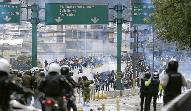 Enfrentamientos. Los manifestantes se enfrentaron a los agentes de la policía antimotines en varios puntos de la capital. Foto: EFE