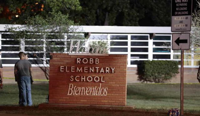 Entrada principal de la escuela primaria Robb Elementary de la ciudad de Uvalde, en el estado de Texas, donde se produjo la masacre el pasado 24 de mayo. Foto: EFE