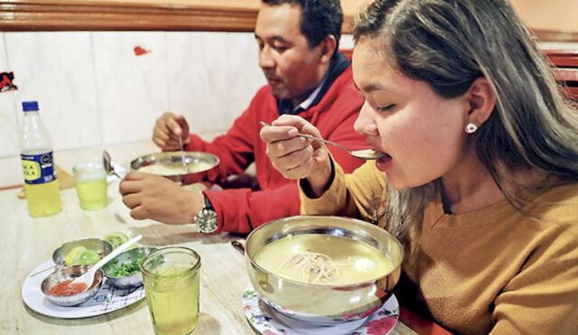 La venta de las sopas y caldos ha aumentado debido a la baja temperatura en el país. Foto El peruano