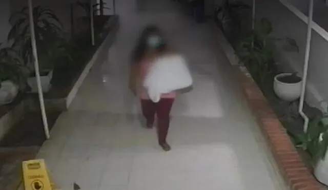 La mujer la acomodó dentro de un bolso de mano y salió con ella sin que su madre se percatara. Video: Noticias Caracol