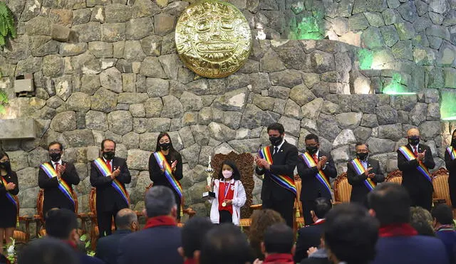 El alcalde de Cusco, Víctor Boluarte, entregó condecoración a la niña campeona. Foto: Municipalidad del Cusco