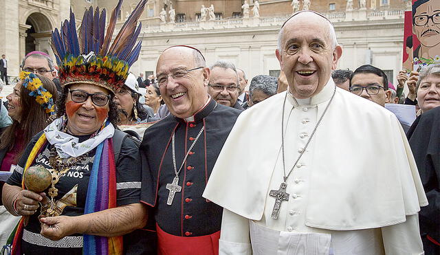 Viejos amigos. Monseñor Pedro Barreto con el papa Francisco en el sínodo de obispos 2019. Foto: difusión