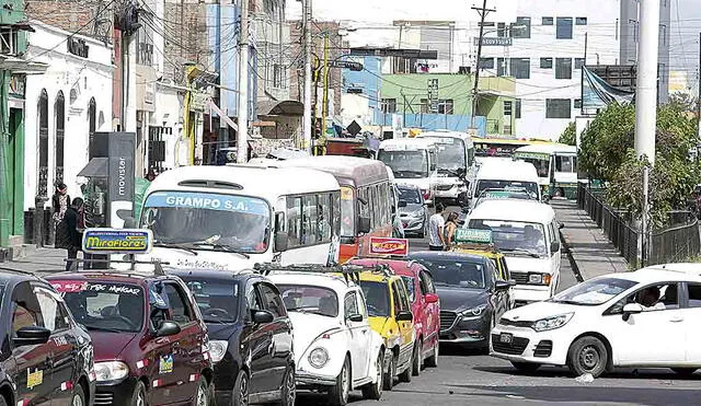 Arequipa tiene uno de los peores tráficos del mundo. La propuesta del tranvía apunta a descongestionar las calles de carros pequeños. Foto: La República/Rodrigo Talavera