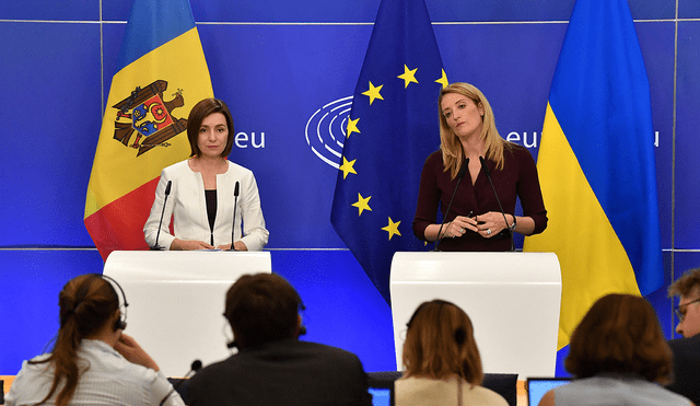 La presidenta de Moldavia, Maia Sandu (izquierda), junto a la presidenta del Parlamento Europeo, Roberta Metsola (derecha), durante una conferencia de prensa sobre la guerra rusa en Ucrania. Foto: AFP