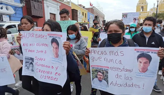 Parientes llegaron hasta la plaza de Armas de Trujillo. Foto: Y. Goicochea/La República