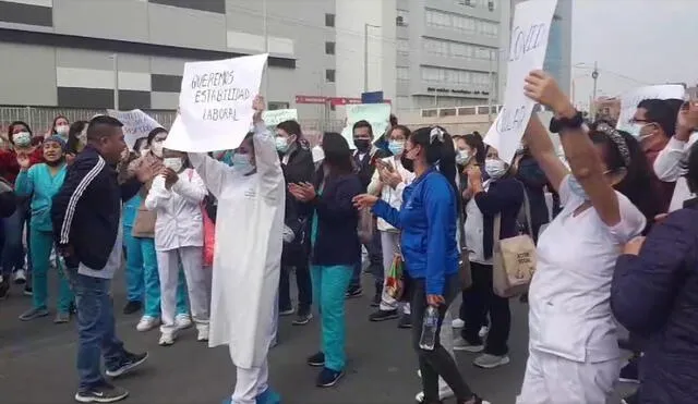Trabajadores de salud protestaron en el exterior del Hospital Regional de Lambayeque para denunciar despidos arbitrarios y exigir que se cumplan pagos retrasados. Foto: La República