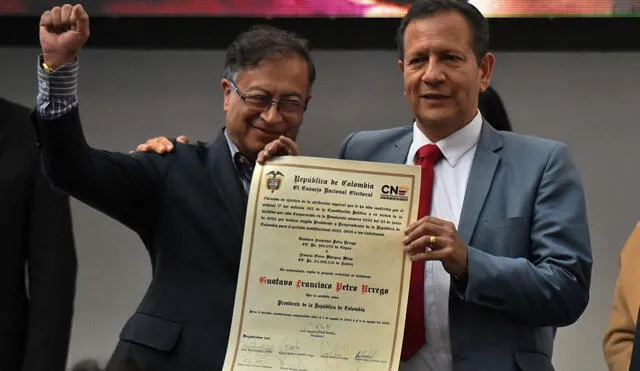 Al líder del Pacto Histórico se le entregaron las credenciales que certifican su triunfo en el balotaje del 19 de mayo. Foto: AFP