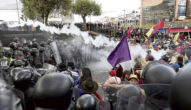 Enfrentamientos. Los agentes antimotines impidieron a los manifestantes ingresar al Parlamento en Quito. Foto: EFE