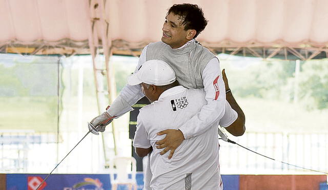 A celebrar. Lucas y la celebración junto a su entrenador al final de la luchada partida ante el venezolano Antonio Leal. Foto: COP