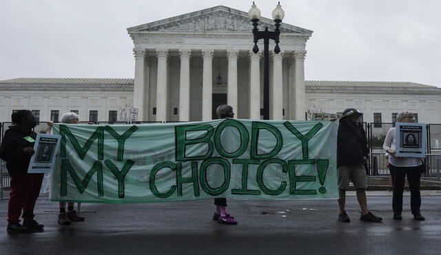 Activistas con "Rise Up 4 Abortion" se manifiestan frente al edificio de la Corte Suprema de EE. UU. durante la última semana. Foto: AFP