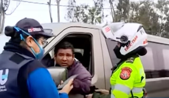 Al percatarse de que le pondrían una papeleta, el conductor se puso a llorar. Foto: captura de Panamericana