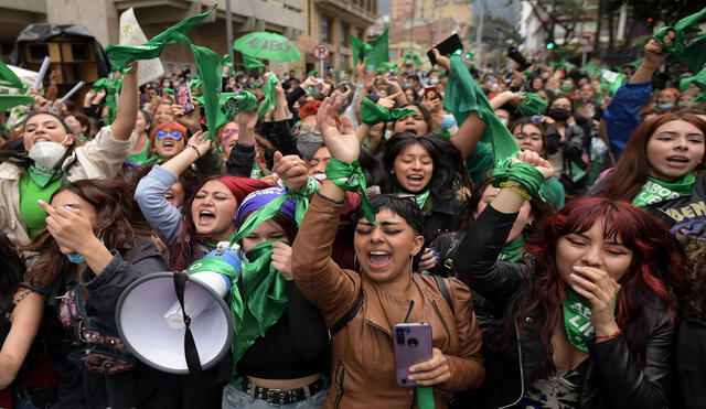 Activistas por el derecho al aborto celebraron el 21 de febrero la decisión de la Corte Suprema de Colombia de despenalizar el aborto hasta las 24 semanas de embarazo, en Bogotá, Foto: AFP