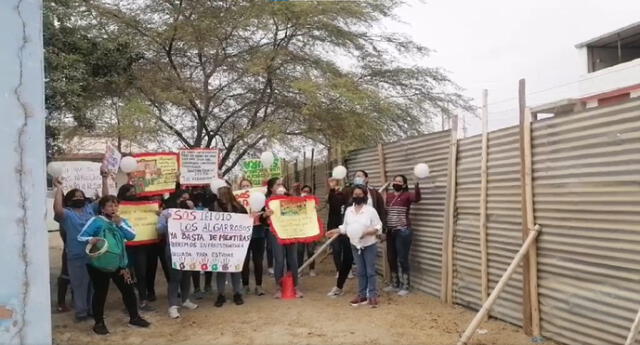 Familiares protestaron por las condiciones de la institución educativa. Foto: captura de La Voz de Piura