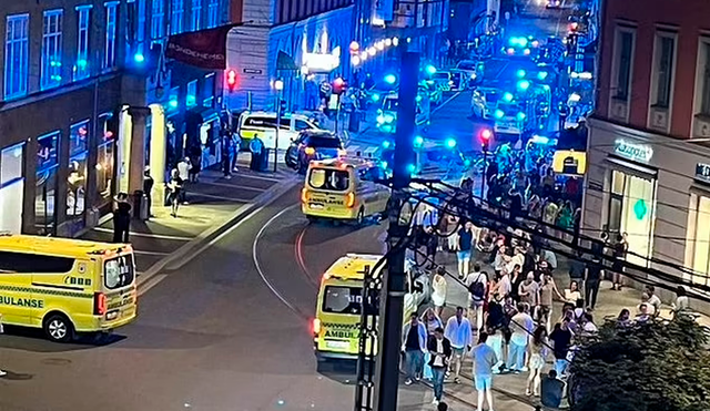 El video en las redes sociales muestra los servicios de emergencia fuera de London Pub. Foto: Twitter/Sotiri Dimpinoudis