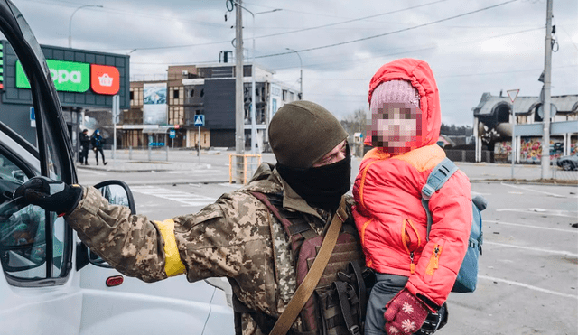 Un soldado ucraniano evacúa a un niño ante el peligro de la guerra. Foto: EuropaPress