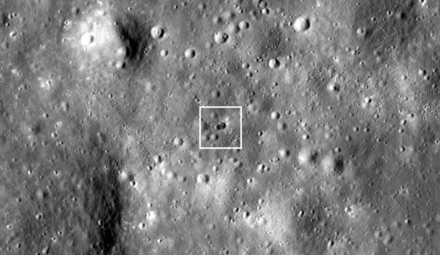 Imagen captada por la sonda LRO muestra el cráter doble en la Luna, causado por el impacto del cohete desconocido. Foto: NASA / GSFC