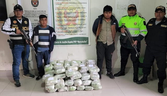 El vehículo, la droga incautada y los detenidos fueron conducidos al Área Antidrogas de Trujillo. Foto: PNP