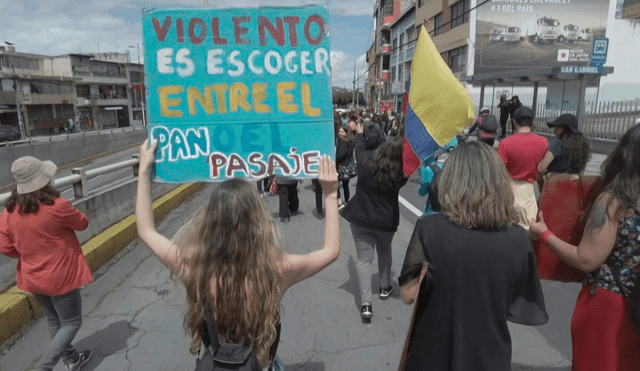 Una marcha liderada por mujeres indígenas pide la salida del presidente de Ecuador. Foto: AFP