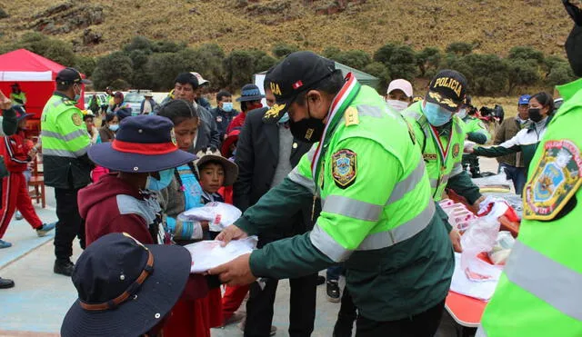 PNP de Azángaro, se trasladaron a la comunidad de Huasacona del distrito de Muñani para donar frazadas, entregar kits escolares y repartir chocolatada