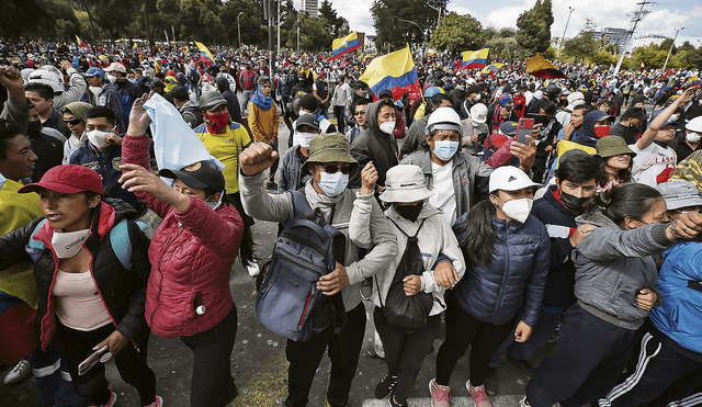 Marchan. En el día trece de las manifestaciones antigubernamentales, miles de mujeres exigen mejoras económicas y sociales en las calles de Quito. Foto: EFE