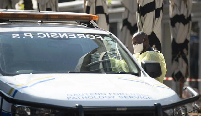 Policías acudieron al lugar de los hechos a fin de recolectar pruebas que ayuden a aclarar el caso que ha conmocionado a la ciudad de East London. Foto: AFP