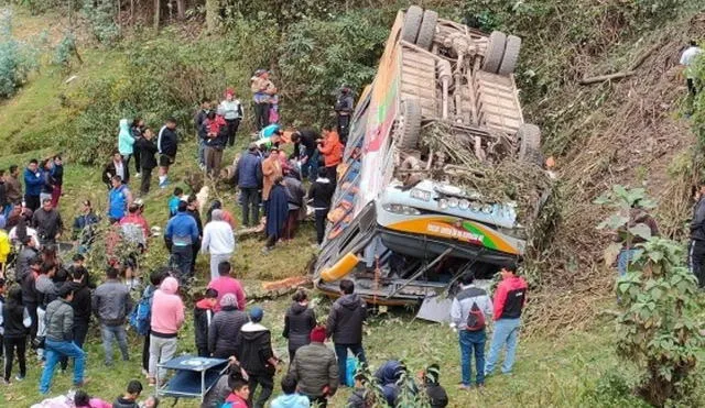 Dos fallecidos y 20 heridos dejó el vuelco de un bus de servicio interprovincial, en Áncash. Foto: RSD Noticias.