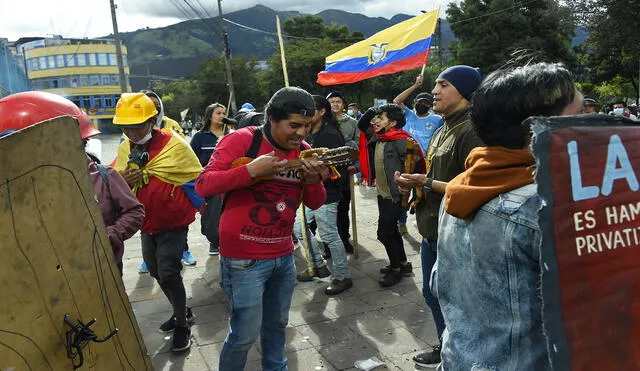 Los manifestantes bailan y tocan música en los alrededores de la Asamblea Nacional de Ecuador. Foto: AFP