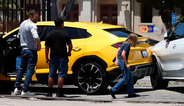 Ben Affleck y su hijo de 10 años, junto a Jennifer Lopez, visitaron un concesionario de autos de lujo. Foto: TMZ