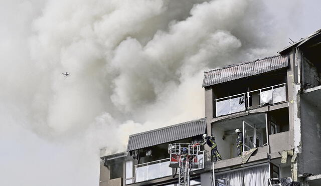 Impacto. Rescatistas y bomberos en un edificio de Kiev. Foto: AFP