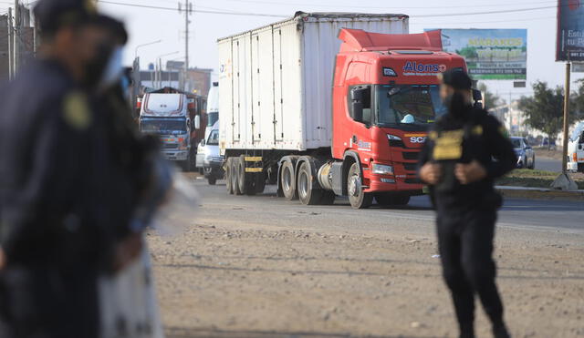 Policías se desplegaron en diversos puntos de la región. Foto: Clinton Medina/La República