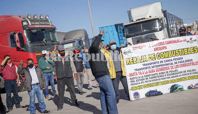 Grupo de camioneros se concentra en el óvalo de la Variante de Uchumayo. Foto: Rodrigo Talavera/La República