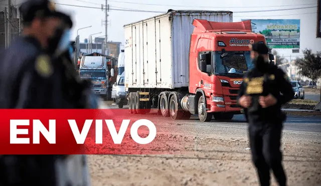 Camioneros reclaman el alza de combustible. Foto: composición / La República